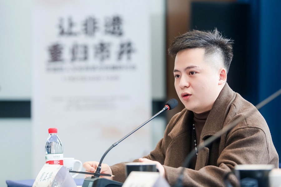 人戴着耳机描述已自动生成